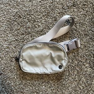 Lululemon Everywhere belt bag
